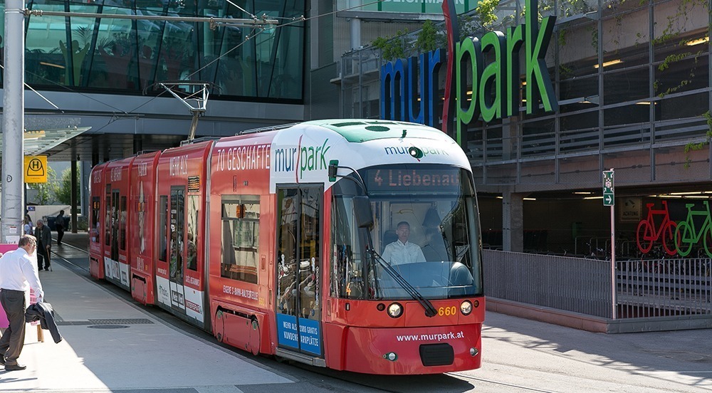 Straßenbahn vor Murpark Graz
