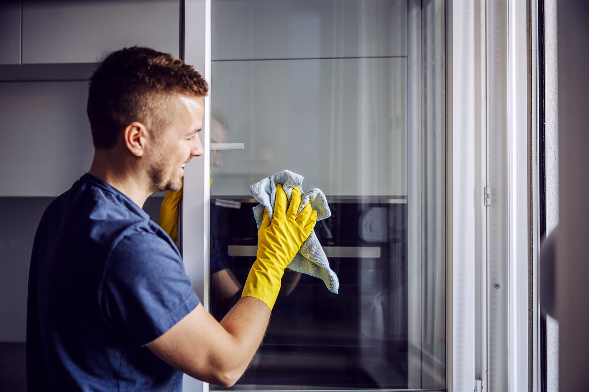 Fensterreinigung mit Handschuhen