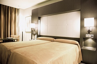 Bett, Hotelzimmer