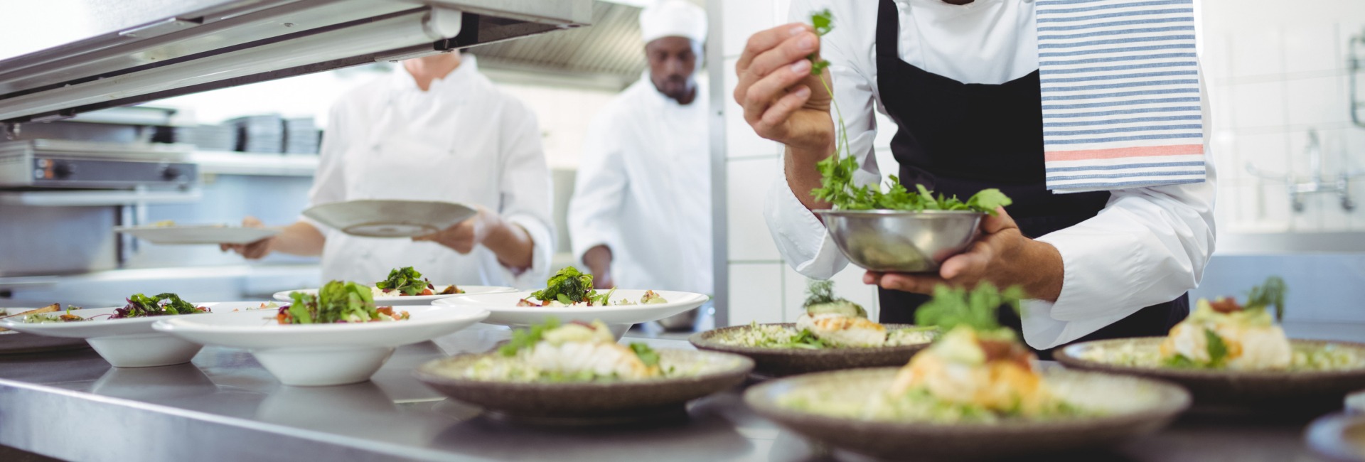 Koch richtet Essen an