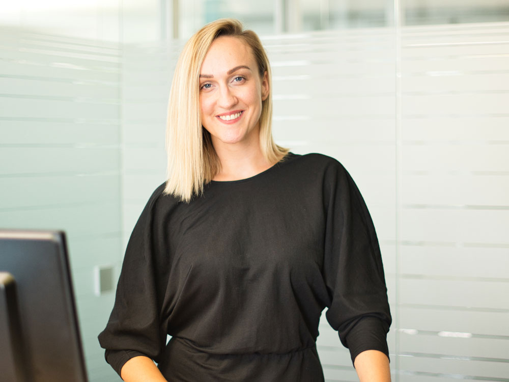 Blonde Mitarbeiterin in schwarzem Shirt