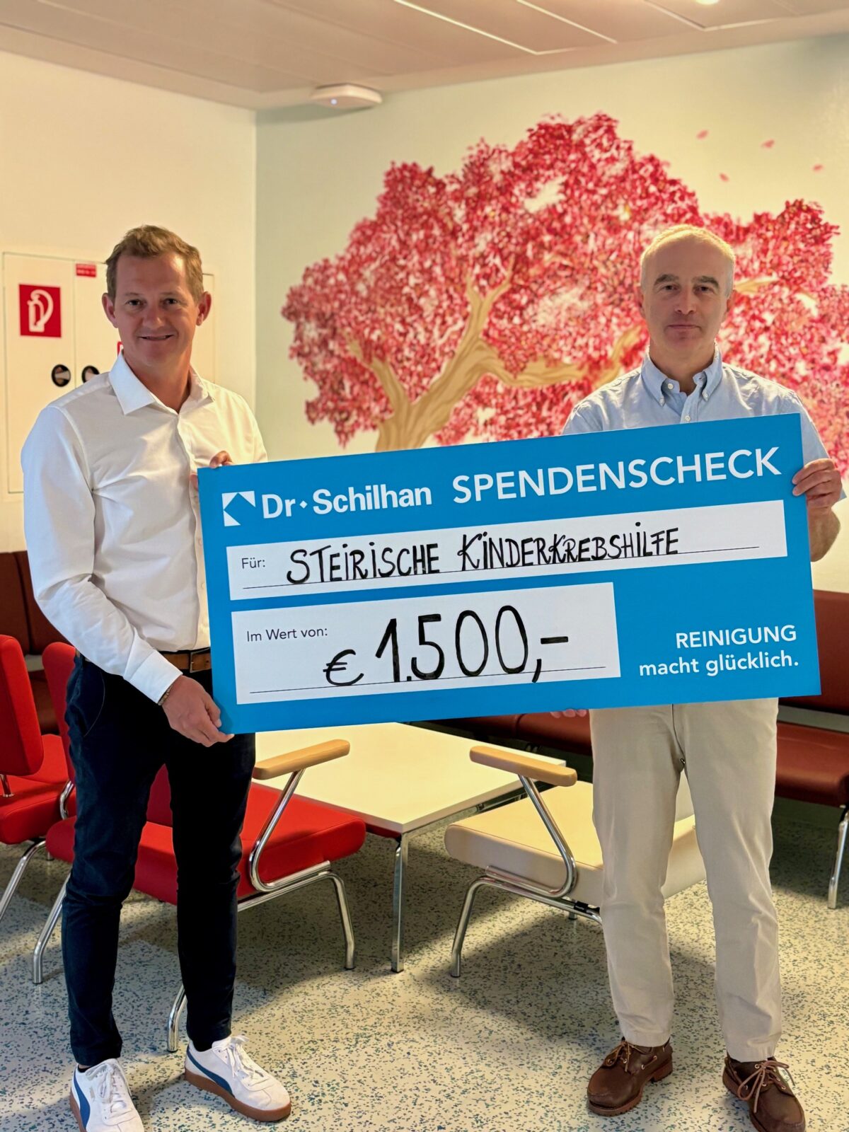 Übergabe Spendenscheck